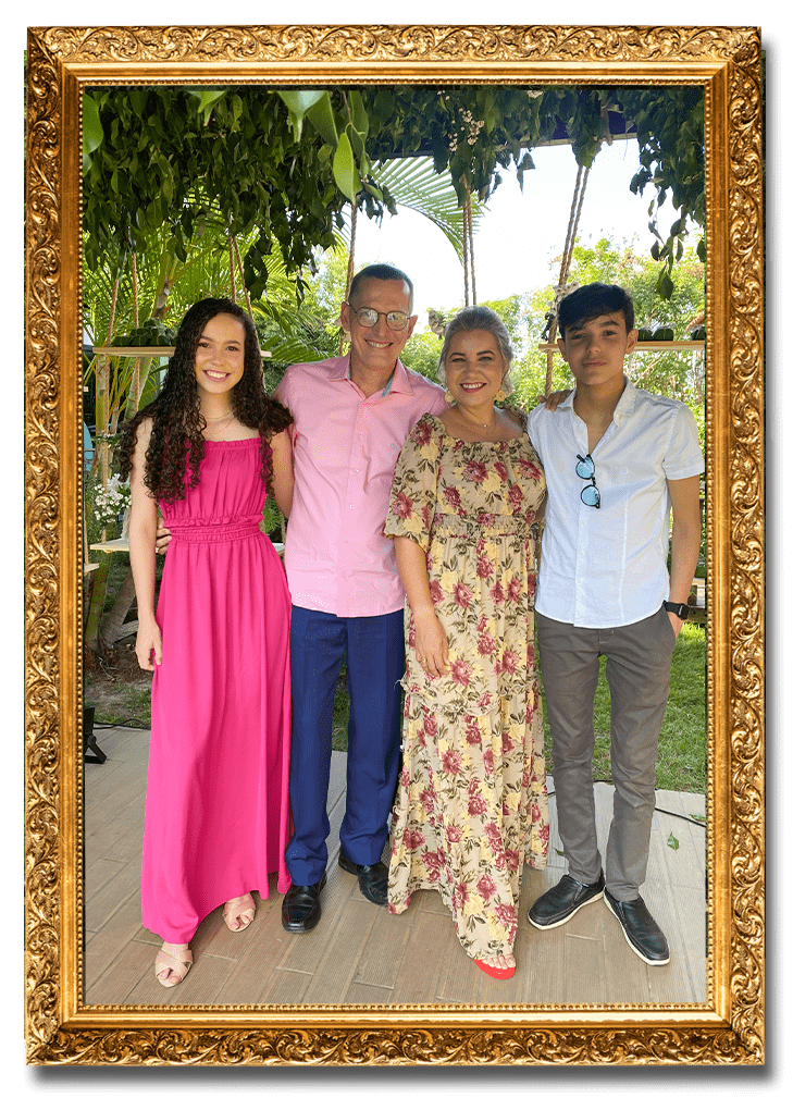 Paulo Egito com sua família em momento especial, símbolo de fé, união e propósito.